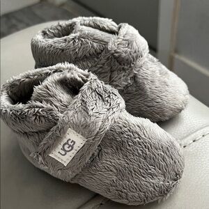 UGG Fluffy Gray Kids Slippers (very good condition)